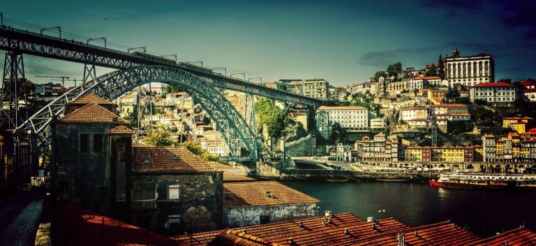 Vue du célèbre pont de porto, portugal