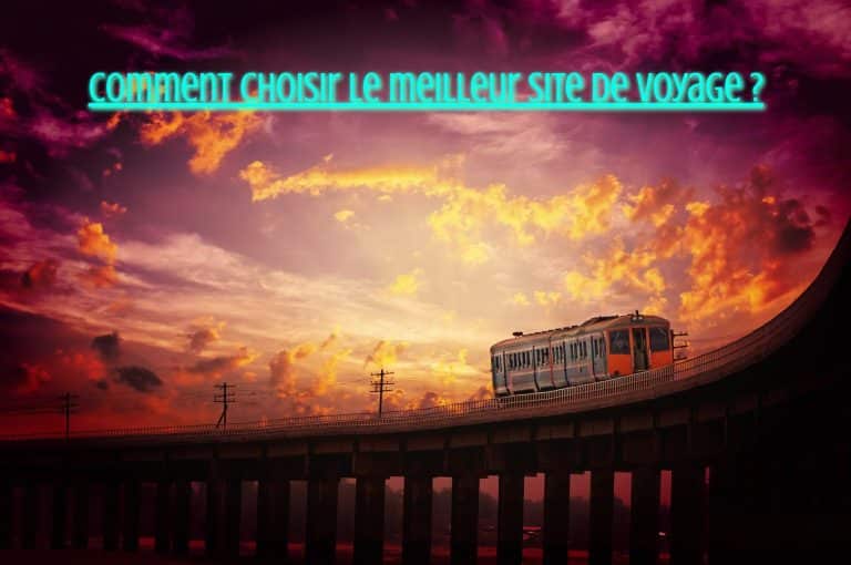 Beau ciel de lever ou de coucher du soleil au-dessus du train se déplaçant sur le pont de chemin de fer