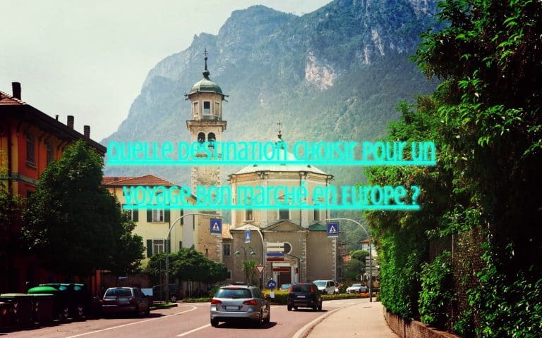 Paysage de voiture en route en été italie voyage de vacances paysage avec trajet en voiture à la montagne