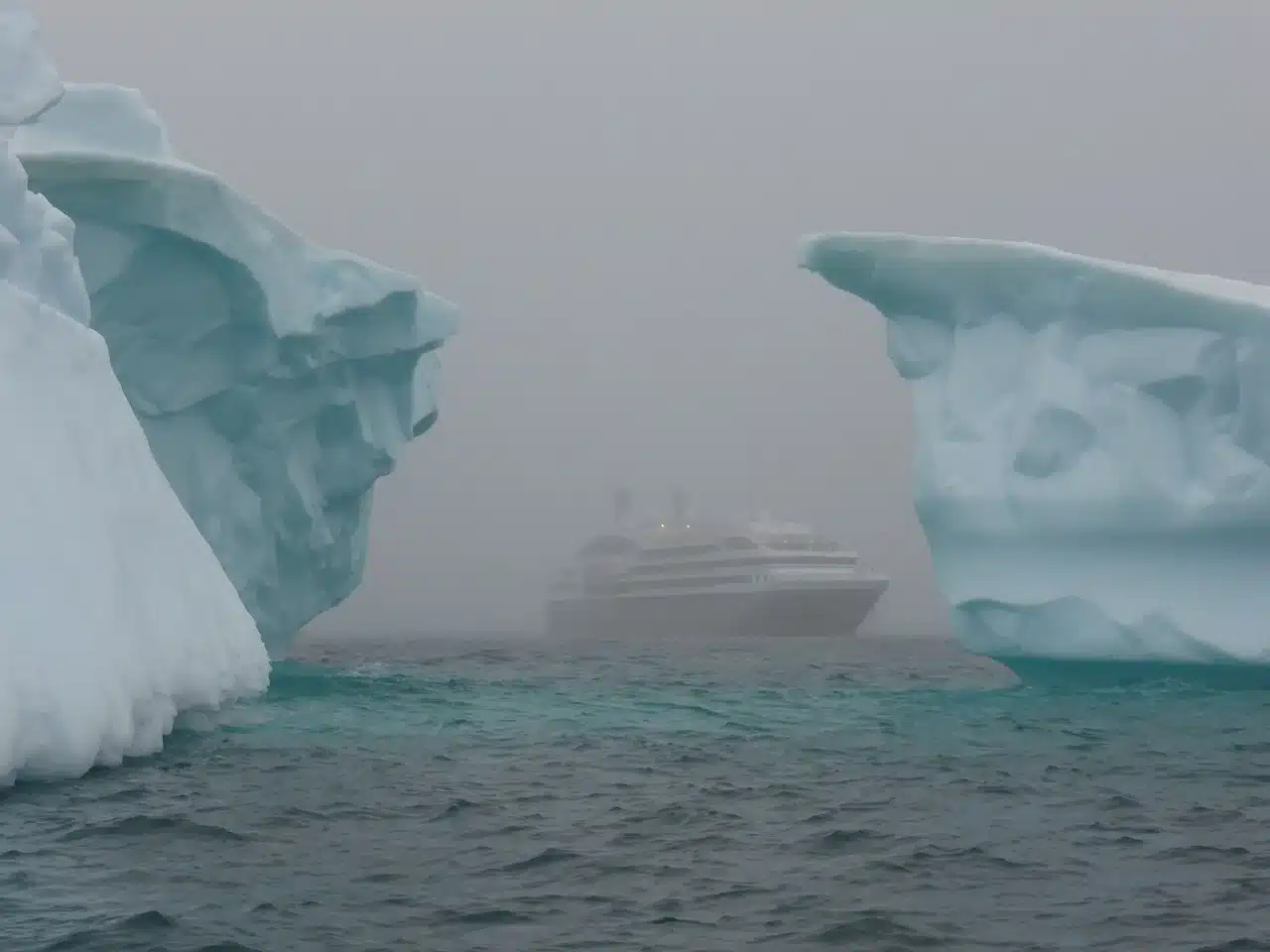 croisière Antarctique : navire de croisière luxueux naviguant près des glaces de l'Antarctique