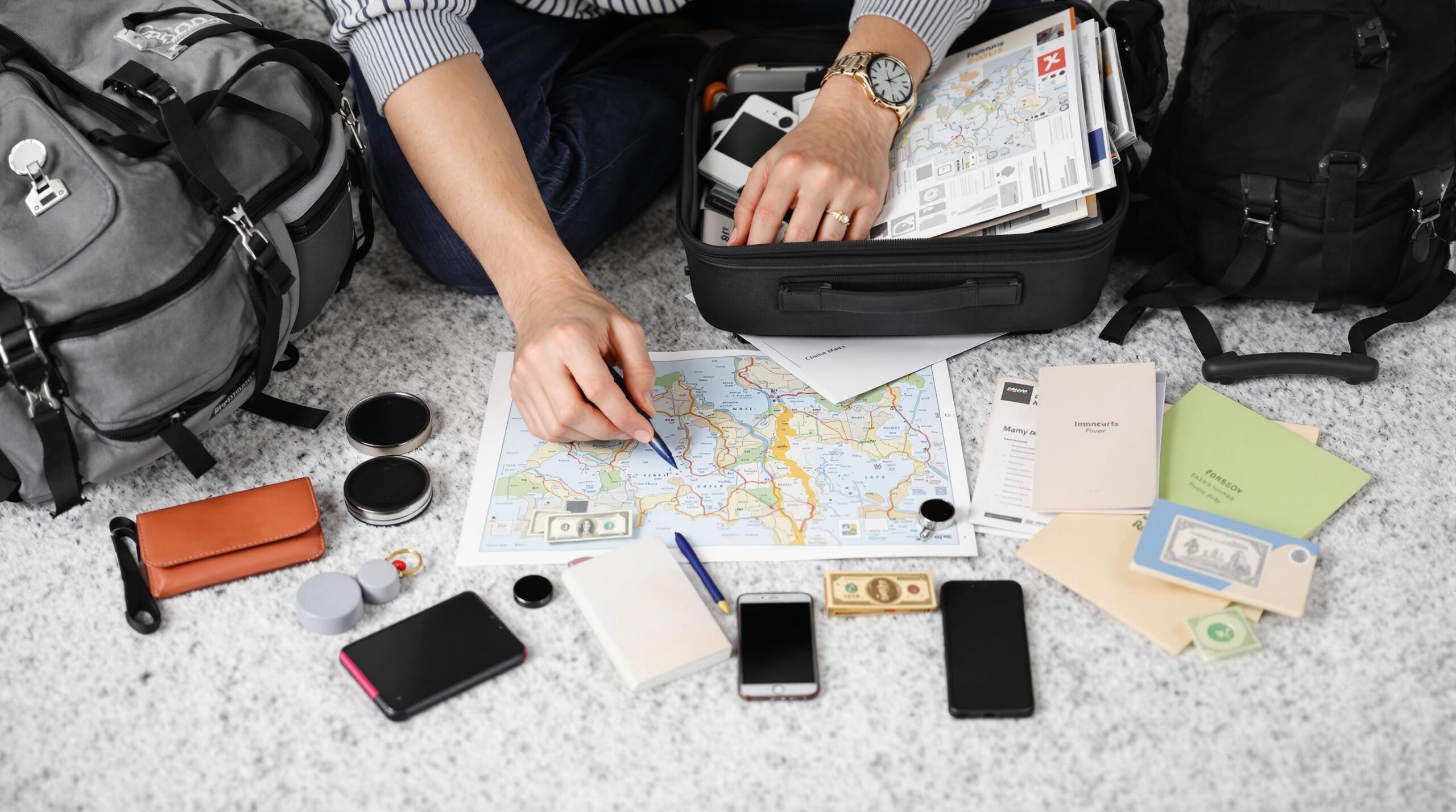 voyage : valise ouverte avec passeport, billets d'avion et accessoires de voyage