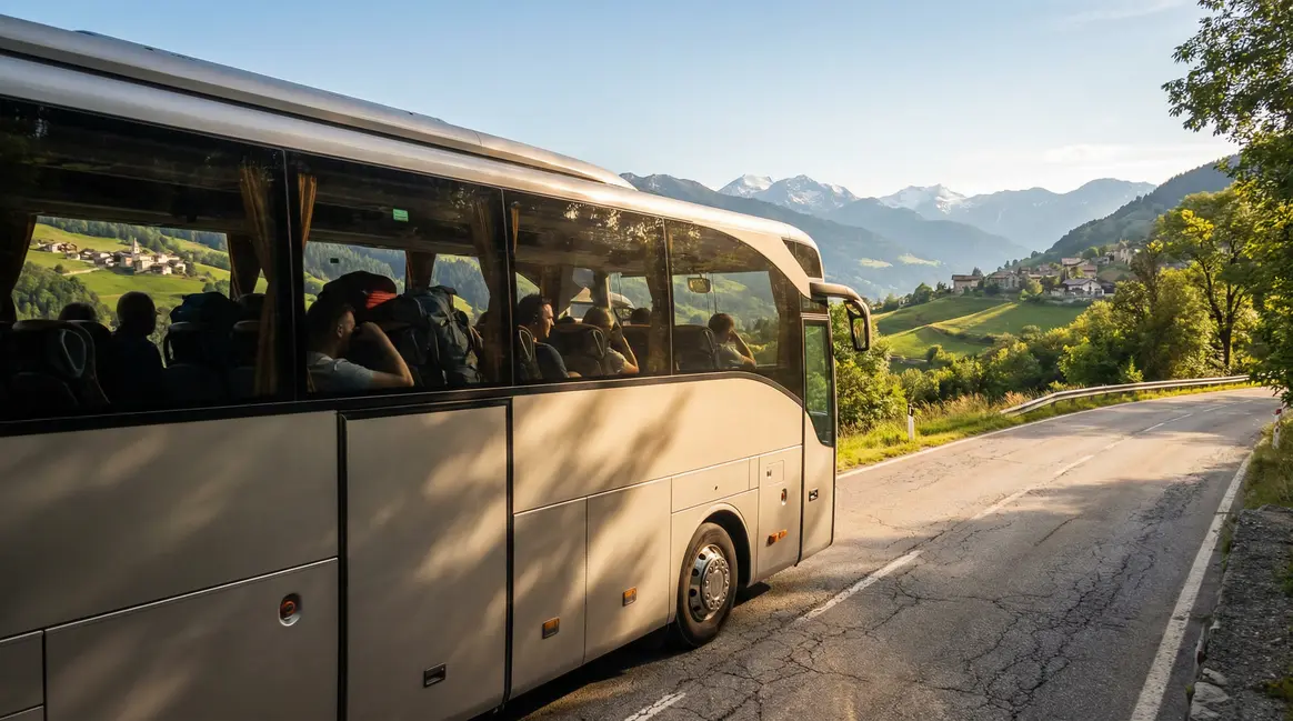 Autocar moderne sur route, voyageurs silhouettes, ambiance sereine